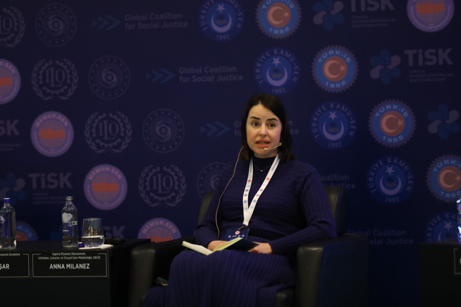 20 Şubat Dünya Sosyal Adalet Günü vesilesiyle, Bakanlığımızın öncülüğünde ve Küresel Sosyal Adalet Koalisyonu kapsamında düzenlenen “Dijitalleşme ve Yeşil Dönüşüm Çerçevesinde Sosyal Adalet Forumu” geniş katılımla gerçekleştirildi. Forum, Türkiye İşveren Sendikaları Konfederasyonu (TİSK), Türkiye İşçi Sendikaları Konfederasyonu (TÜRK-İŞ), Memur Sendikaları Konfederasyonu (MEMUR-SEN) ve Türkiye Kamu Çalışanları Sendikaları Konfederasyonu (KAMU-SEN) işbirliğiyle düzenlendi.