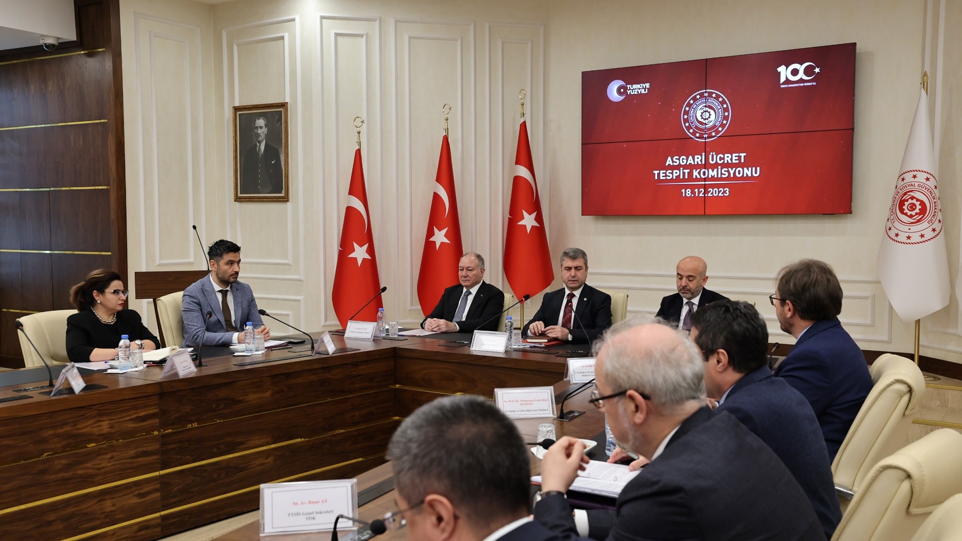 Asgari Ücret Tespit Komisyonu'nun, 2024 yılında geçerli olacak asgari ücreti belirleme çalışmaları kapsamındaki ikinci toplantısı Çalışma ve Sosyal Güvenlik Bakanlığı ev sahipliğinde gerçekleşti.