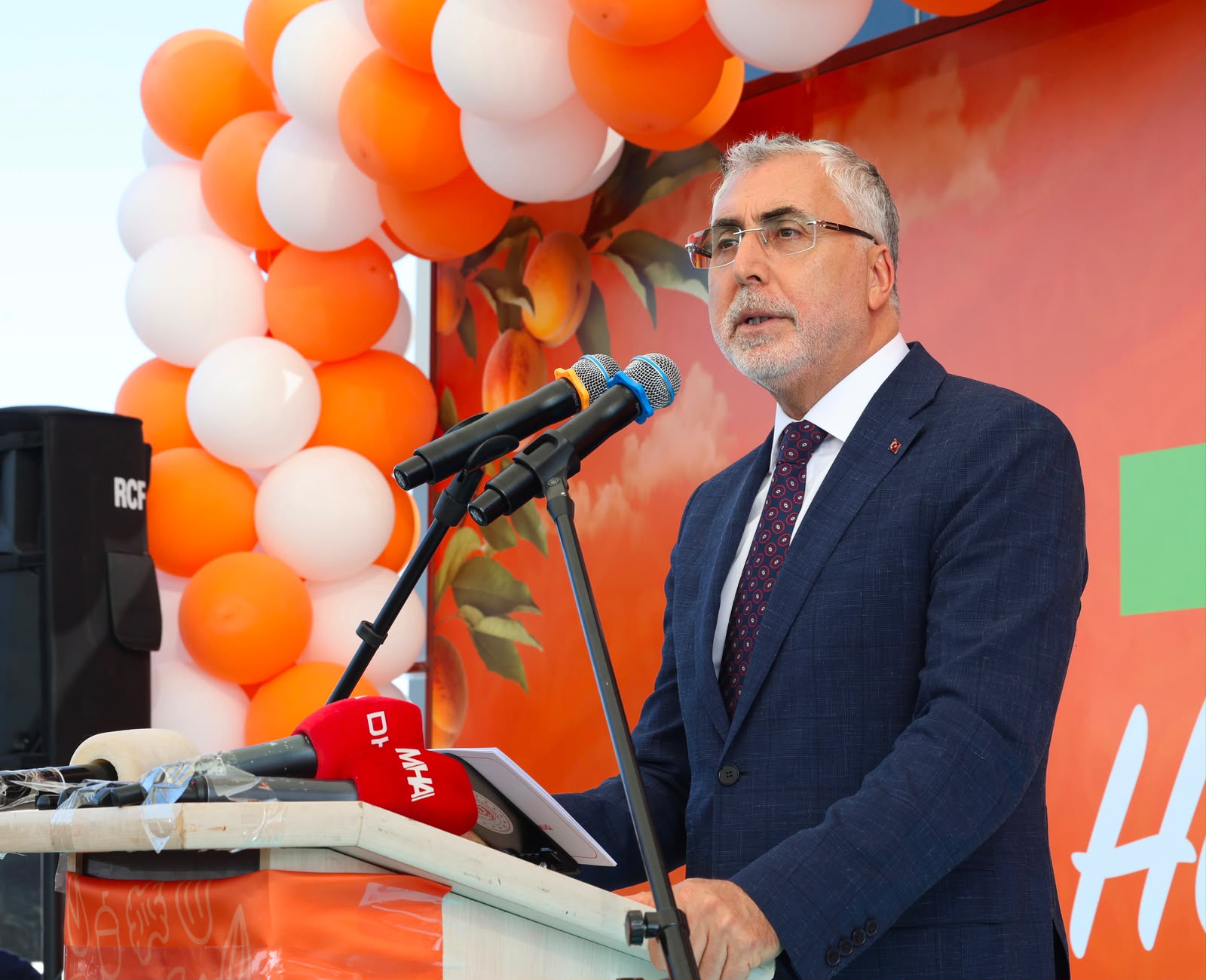 Çalışma ve Sosyal Güvenlik Bakanı Prof. Dr. Vedat Işıkhan, bir dizi ziyaretlerde bulunmak ve programlara katılmak üzere Malatya’ya gitti.