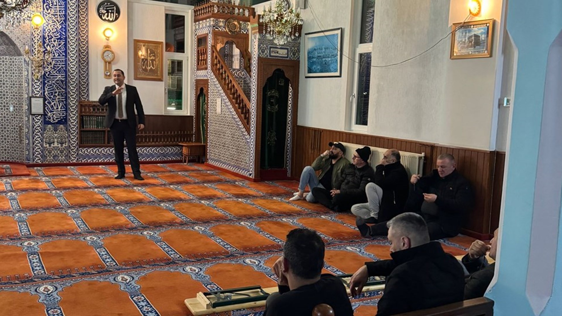 Turkish Labour and Social Security Attaché in Deventer met Turkish citizens at the HDV Ahmet Yesevi Mosque in Cuijk.