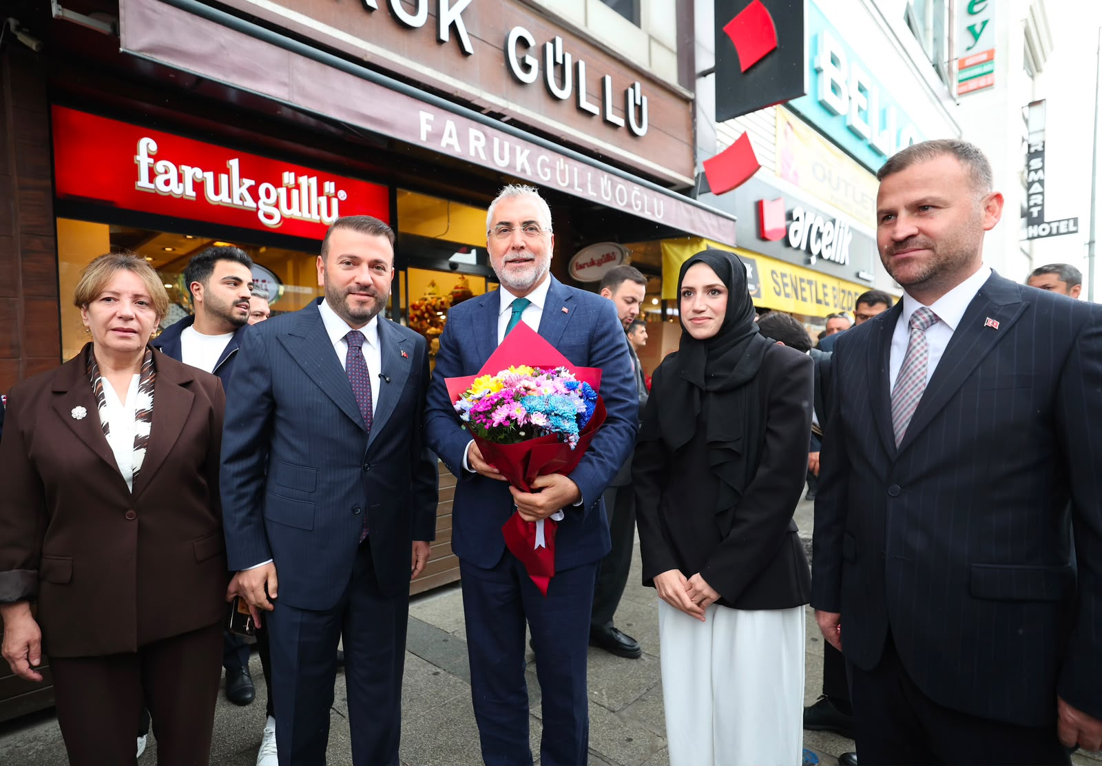 Çalışma ve Sosyal Güvenlik Bakanı Prof. Dr. Vedat Işıkhan, çeşitli ziyaretlerde bulunmak ve programlara katılmak üzere İstanbul’a gitti.