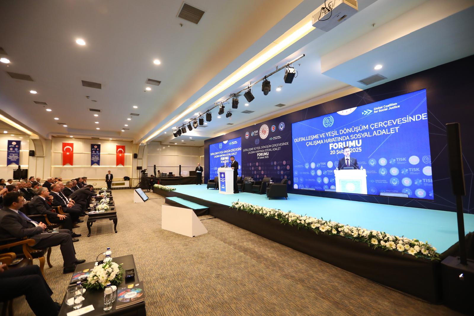 20 Şubat Dünya Sosyal Adalet Günü vesilesiyle, Bakanlığımızın öncülüğünde ve Küresel Sosyal Adalet Koalisyonu kapsamında düzenlenen “Dijitalleşme ve Yeşil Dönüşüm Çerçevesinde Sosyal Adalet Forumu” geniş katılımla gerçekleştirildi. Forum, Türkiye İşveren Sendikaları Konfederasyonu (TİSK), Türkiye İşçi Sendikaları Konfederasyonu (TÜRK-İŞ), Memur Sendikaları Konfederasyonu (MEMUR-SEN) ve Türkiye Kamu Çalışanları Sendikaları Konfederasyonu (KAMU-SEN) işbirliğiyle düzenlendi.