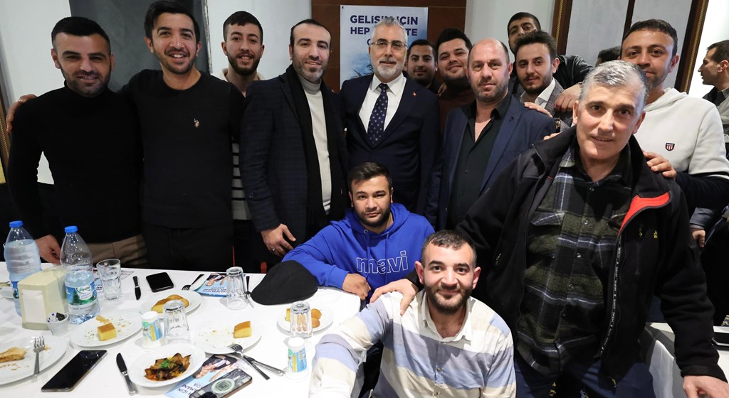 Çalışma ve Sosyal Güvenlik Bakanı Prof. Dr. Vedat Işıkhan, programlara katılmak ve çeşitlik temaslarda bulunmak üzere İzmir’e gitti.