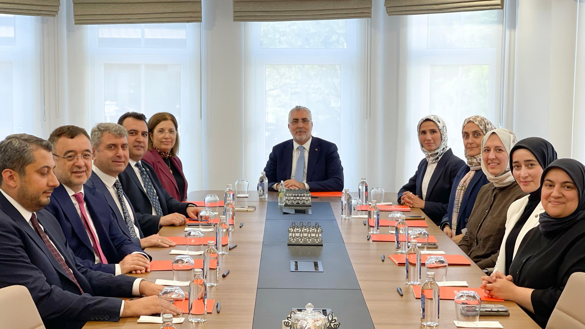 Bakan Işıkhan, KADEM Mütevelli Heyeti Başkanı Sümeyye Erdoğan ve Yönetim Kurulu Üyeleriyle Bir Araya Geldi