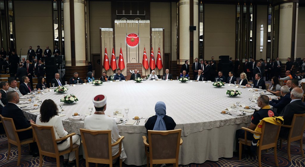 Cumhurbaşkanı Recep Tayyip Erdoğan, Cumhurbaşkanlığı Külliyesi Sergi Salonu’nda, “Emeğin, Sendikal Örgütlenmenin ve İstihdamın Geleceği” temasıyla düzenlenen “13. Çalışma Meclisi Yemeği”ne katıldı.