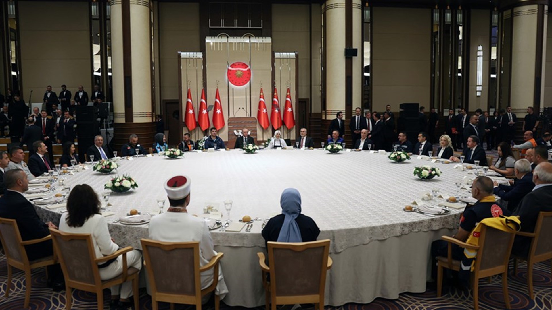Cumhurbaşkanı Recep Tayyip Erdoğan, Cumhurbaşkanlığı Külliyesi Sergi Salonu’nda, “Emeğin, Sendikal Örgütlenmenin ve İstihdamın Geleceği” temasıyla düzenlenen “13. Çalışma Meclisi Yemeği”ne katıldı.