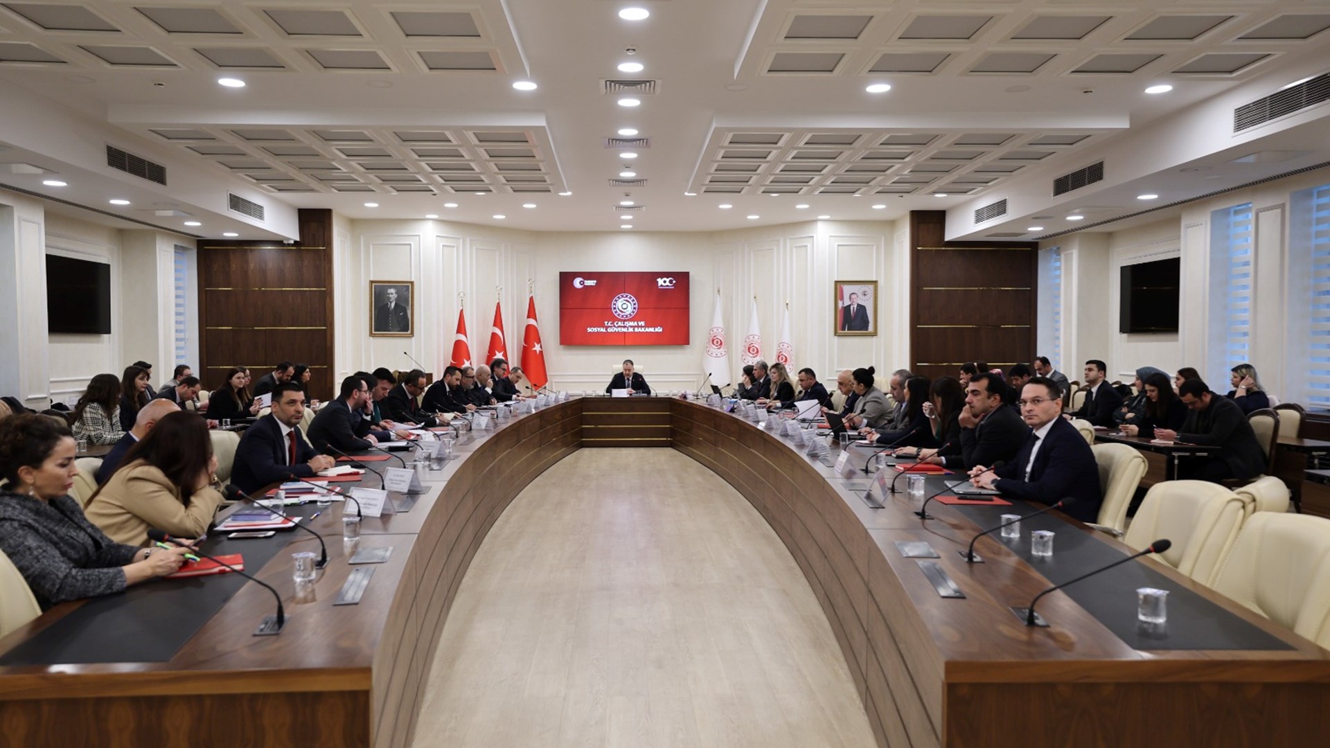 Üçlü Danışma Kurulu toplantısının ardından alınan kararlar doğrultusunda, İş Kanunu ve Sendikalar ve Toplu İş Sözleşmesi Kanunu çalışma grubu belirlenen gündem kapsamında ilgili birimler ve sosyal tarafların temsilcileriyle bir araya gelerek Bakanlık merkezinde ilk toplantısını gerçekleştirmiştir. Bu toplantıda, sosyal tarafların çalışma hayatıyla ilgili görüşleri ve önerileri ele alınmıştır. Sonrasında Deniz İş Kanunu ve Basın İş Kanunu çalışma grubu Bakanlık merkezinde toplanmıştır.