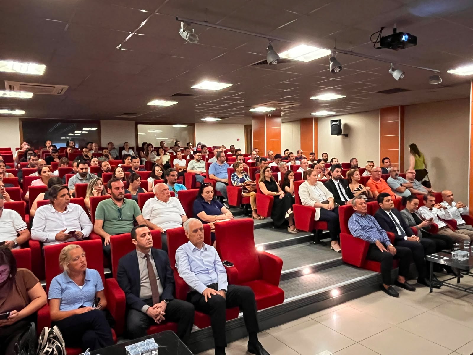 Rehberlik ve Teftiş Başkanlığı tarafından, 13 Temmuz 2026 tarihinde Milas Ticaret ve Sanayi Odası ev sahipliğinde iş sağlığı ve güvenliği ile işin yürütümü teftişlerine yönelik bilgilendirme toplantısı gerçekleştirildi.