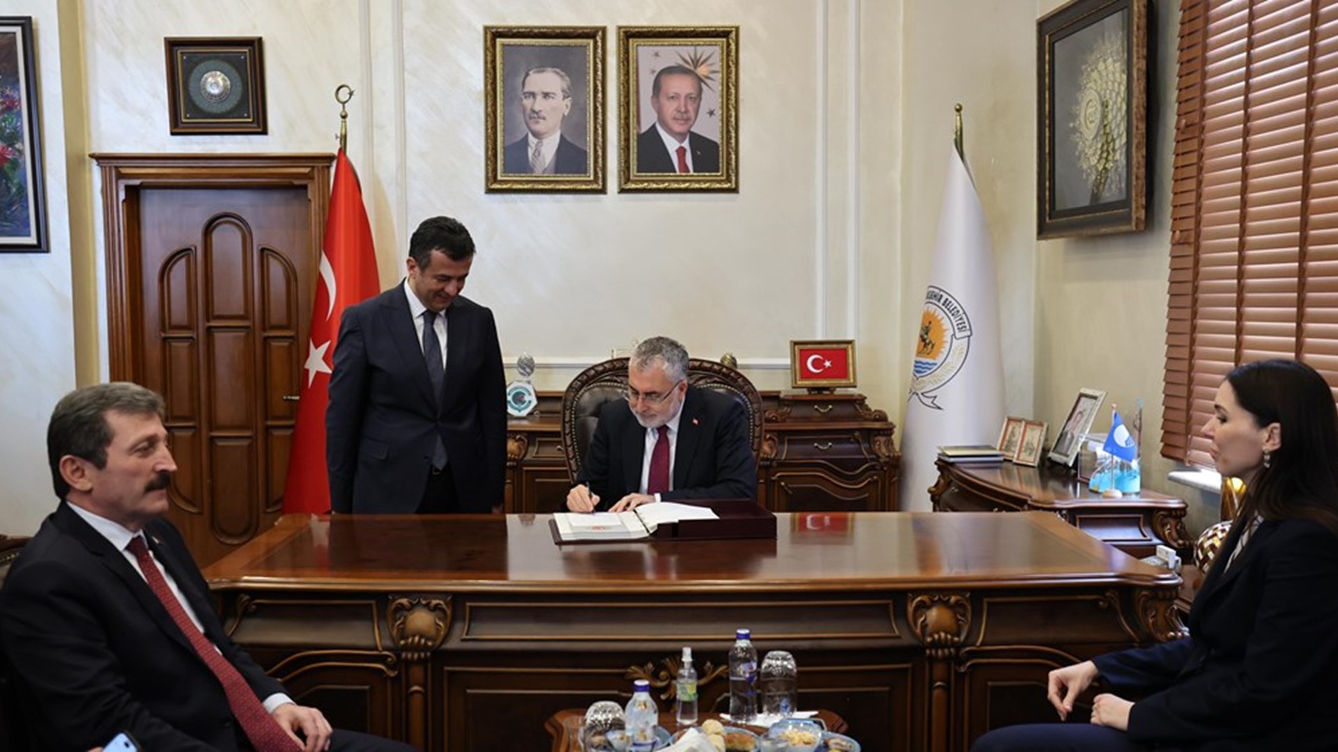 Çalışma ve Sosyal Güvenlik Bakanı Prof. Dr. Vedat Işıkhan, “Kadın İstihdam Sistemi İş-Pozitif Tanıtım Programı ve Fuar Açılışı” na katılmak ve çeşitli ziyaretlerde bulunmak üzere Samsun’a gitti.