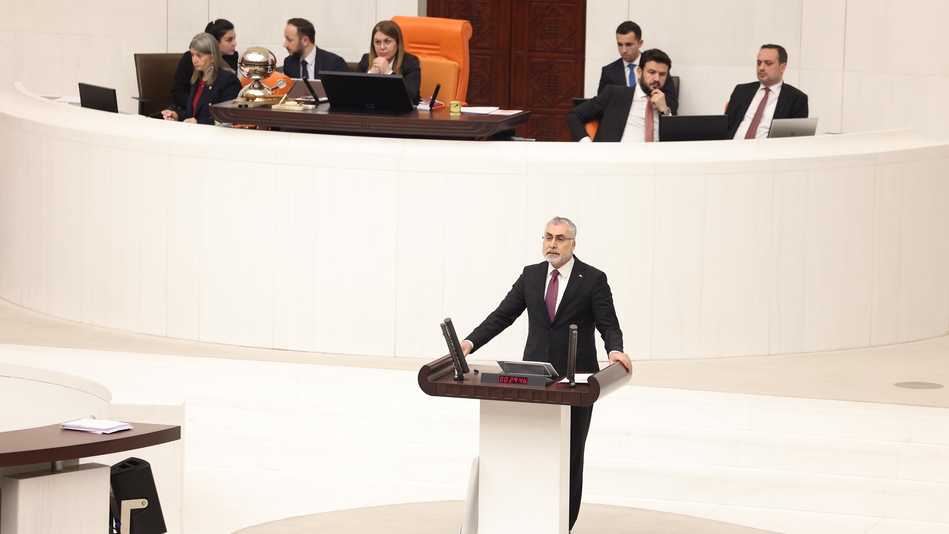 Çalışma ve Sosyal Güvenlik Bakanı Prof. Dr. Vedat Işıkhan, TBMM Genel Kurulunda, Bakanlığın 2024 yılı bütçesi üzerinde konuşma yaptı.