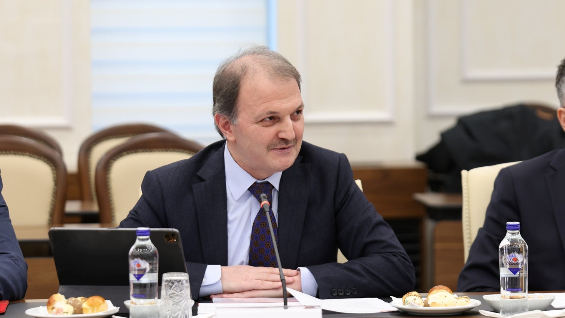 Deputy Minister Dr. Adnan ERTEM hosted the OECD delegation, led by Mr. Pierre Beynet, Head of the OECD Country Studies Division, at the Ministry to discuss evaluations regarding the draft of the 2024 Türkiye Review Report prepared by the OECD Economic and Development Review Committee (EDRC).