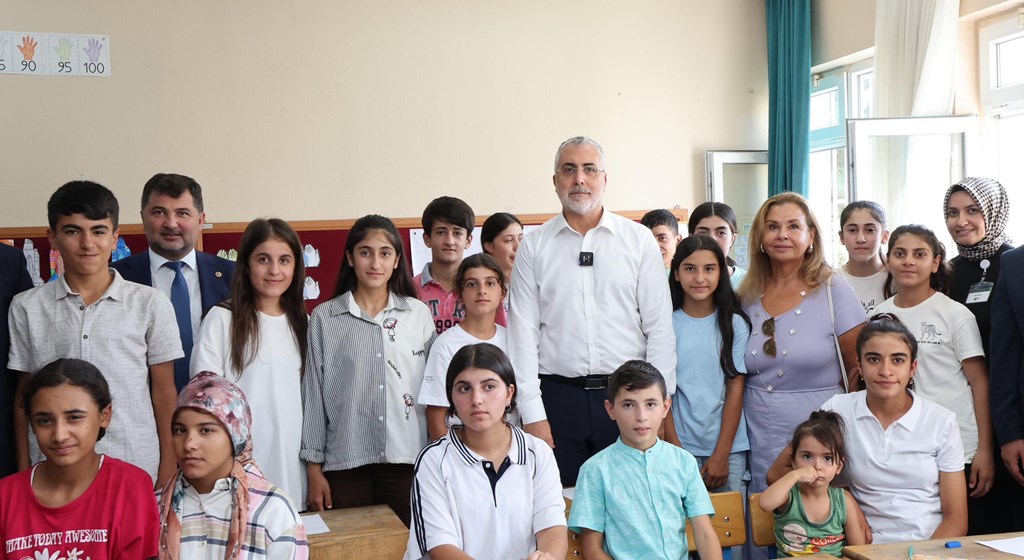 Çalışma ve Sosyal Güvenlik Bakanı Prof. Dr. Vedat Işıkhan, çeşitli ziyaretlerde bulunmak ve AK Parti Düzce İl Danışma Meclisi Toplantısı’na katılmak üzere Düzce’ye gitti.