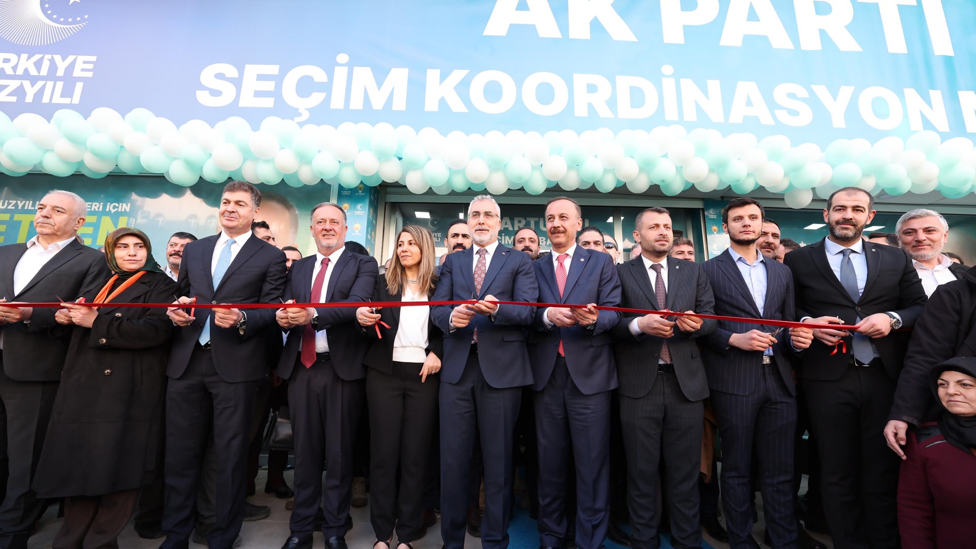 Çalışma ve Sosyal Güvenlik Bakanı Prof. Dr. Vedat Işıkhan, programlara katılmak ve çeşitli ziyaretlerde bulunmak üzere Mardin’e gitti.