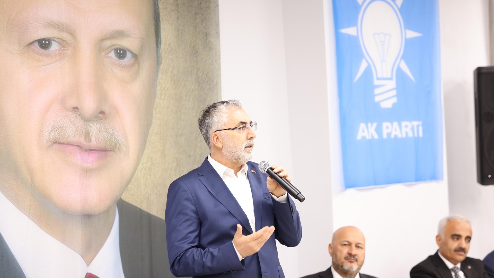 Çalışma ve Sosyal Güvenlik Bakanı Prof. Dr. Vedat Işıkhan, çeşitli temaslarda bulunmak ve programlara katılmak üzere Adıyaman’a gitti.