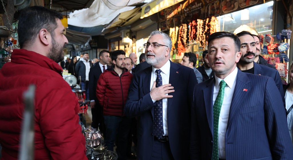 Çalışma ve Sosyal Güvenlik Bakanı Prof. Dr. Vedat Işıkhan, programlara katılmak ve çeşitlik temaslarda bulunmak üzere İzmir’e gitti.