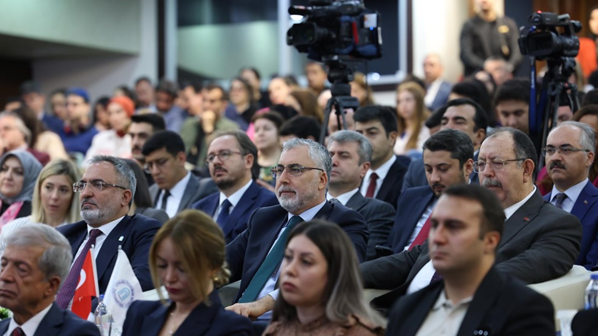 Çalışma ve Sosyal Güvenlik Bakanı Prof. Dr. Vedat Işıkhan, Türkiye İşveren Sendikaları Konfederasyonu (TİSK) ve Ankara Yıldırım Beyazıt Üniversitesi tarafından düzenlenen “Türkiye Cumhuriyeti’nin 100. Yılında Çalışma Hayatı” Paneline iştirak etti.