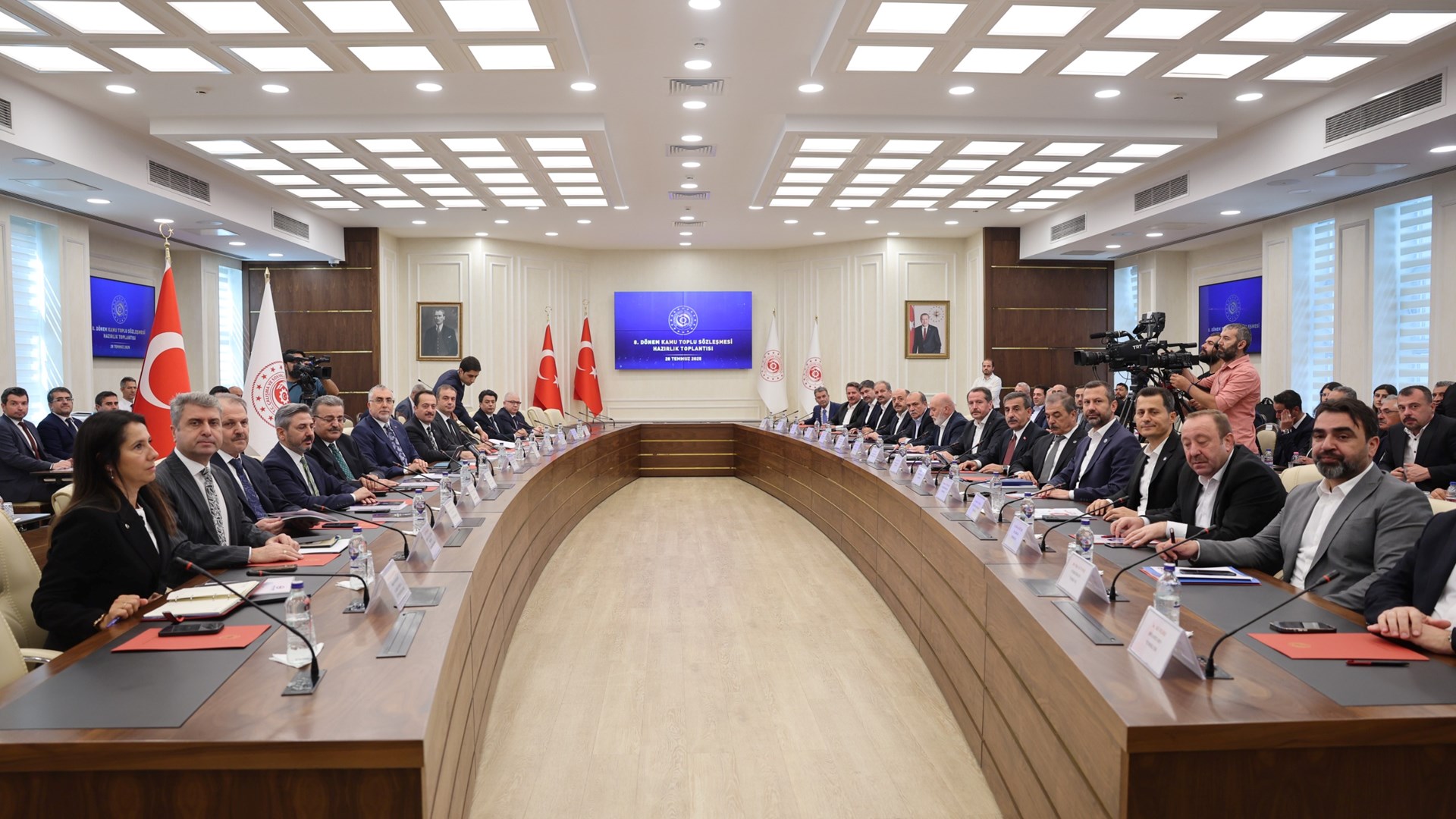 Bakan Işıkhan, "8. Dönem Toplu Sözleşme Görüşmeleri" Hazırlık Toplantısına Başkanlık Etti