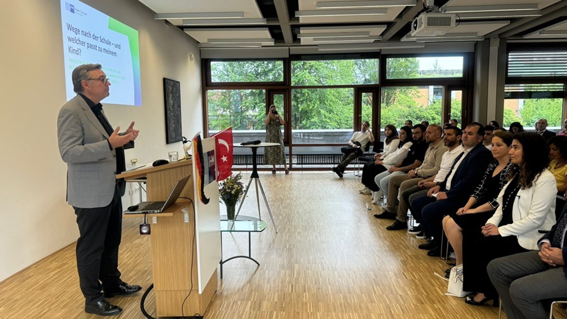In the run-up to the summer holidays, the Stuttgart Attaché Office for Labour and Social Security provided young people and their parents with comprehensive information on post-school vocational training and higher education options.