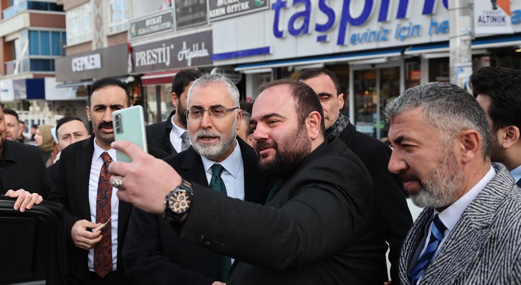 Çalışma ve Sosyal Güvenlik Bakanı Prof. Dr. Vedat Işıkhan, çeşitli temaslarda bulunmak ve programlara katılmak için Ankara’nın Keçiören ve Altındağ İlçelerini ziyaret etti.