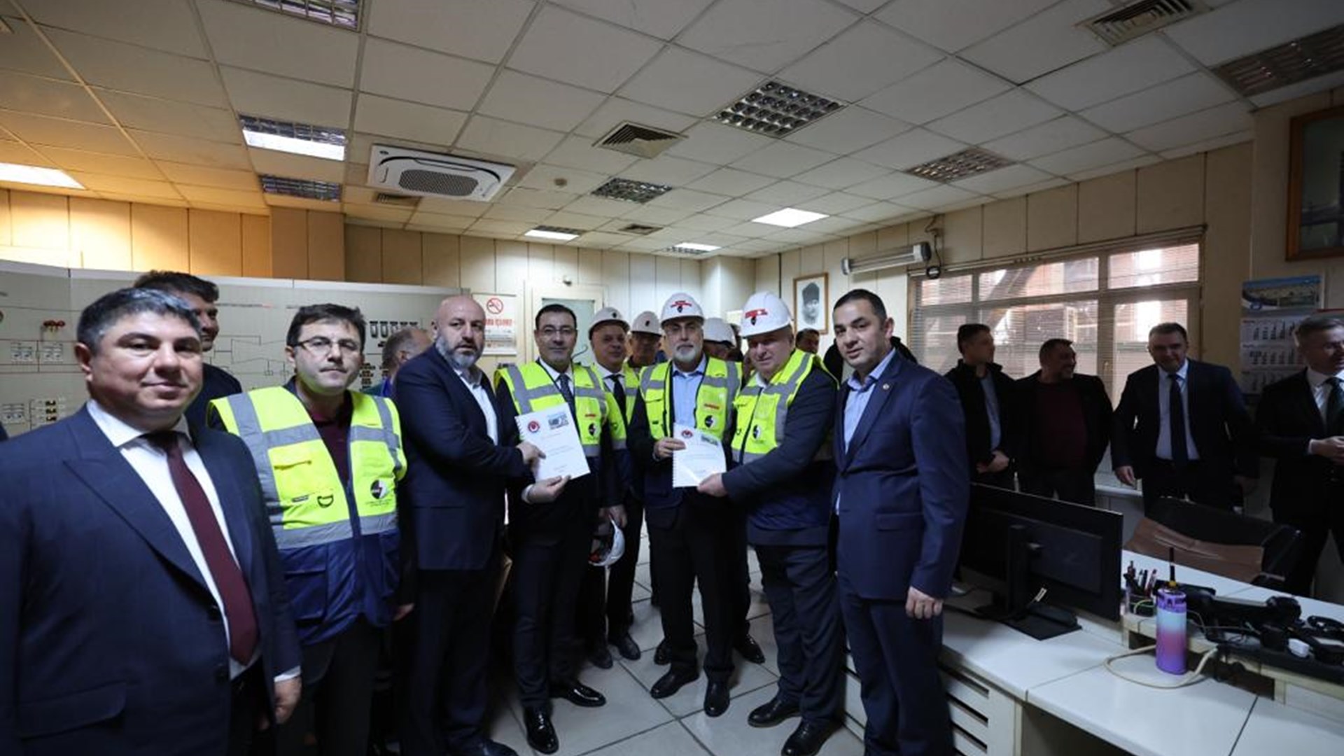 Çalışma ve Sosyal Güvenlik Bakanı Prof. Dr. Vedat Işıkhan, 4 Aralık Dünya Maden Günü vesilesi ile Ankara’nın Nallıhan ilçesindeki Çayırhan Yeraltı Maden Ocağı'na ziyarette bulundu.