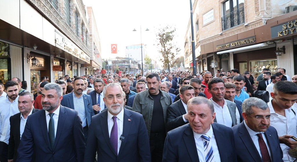 Çalışma ve Sosyal Güvenlik Bakanı Prof. Dr. Vedat Işıkhan, çeşitli ziyaretlerde bulunmak ve programlara katılmak üzere Mardin’e gitti.