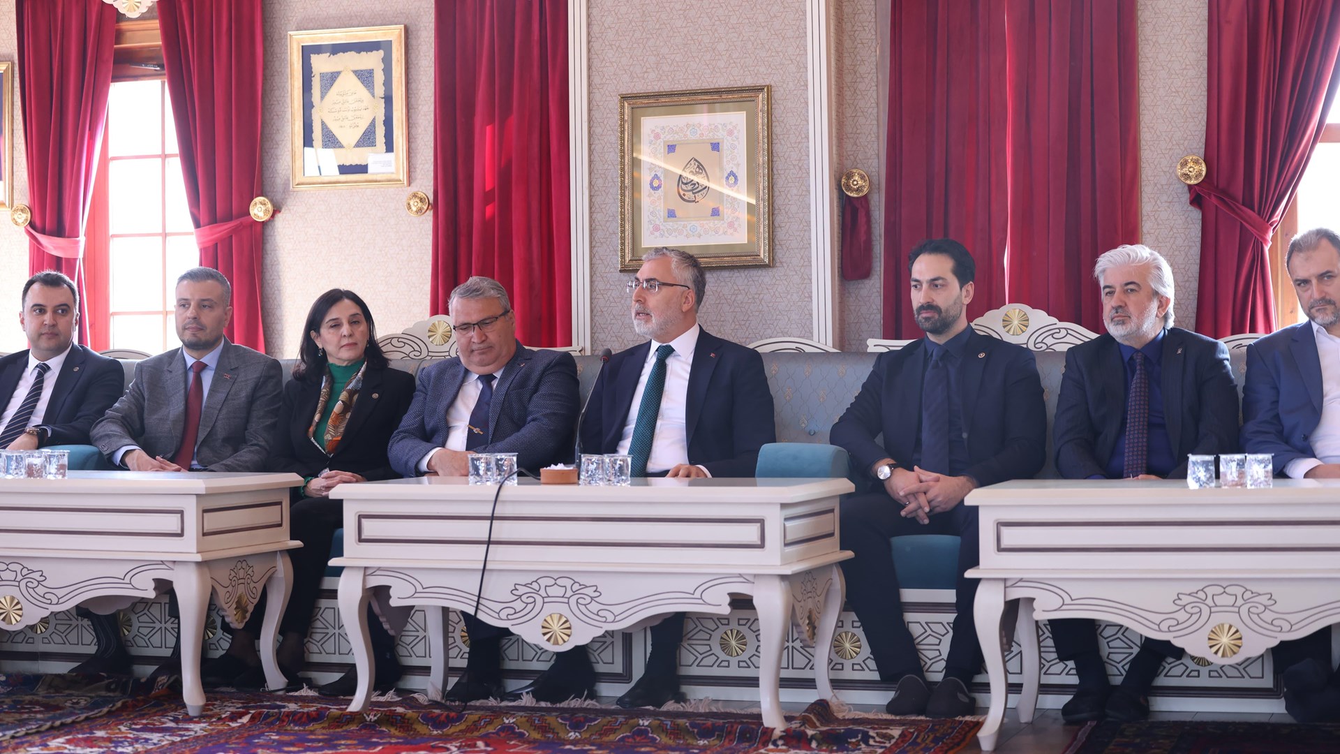 Çalışma ve Sosyal Güvenlik Bakanı Prof. Dr. Vedat Işıkhan, Manisa’da düzenlenen “İş-Pozitif Kadın İstihdamı Projesi Tanıtım Toplantısı” na iştirak etti.