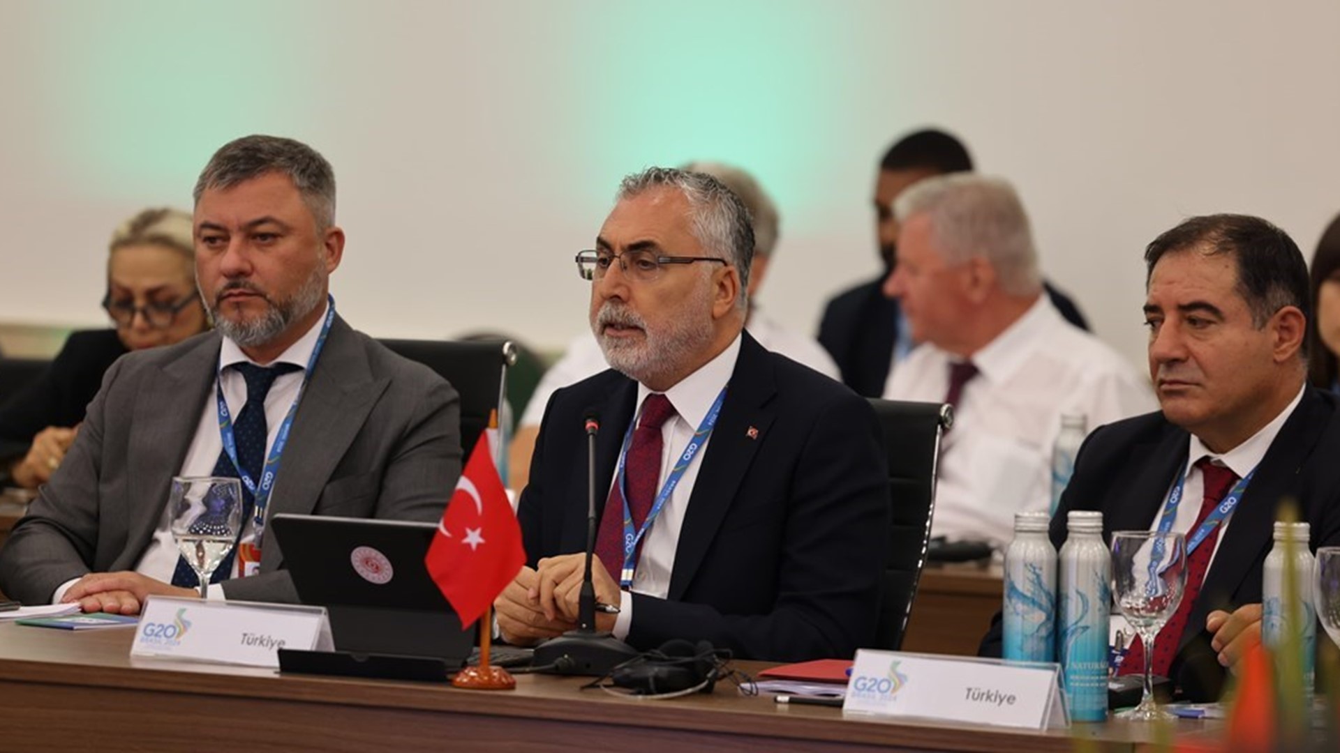 Çalışma ve Sosyal Güvenlik Bakanı Prof. Dr. Vedat Işıkhan, Brezilya'nın Fortaleza kentinde düzenlenen "G20 Çalışma ve İstihdam Bakanları Toplantısı" kapsamında düzenlenen "Adil Geçiş Liderlik Forumu"nda konuştu.