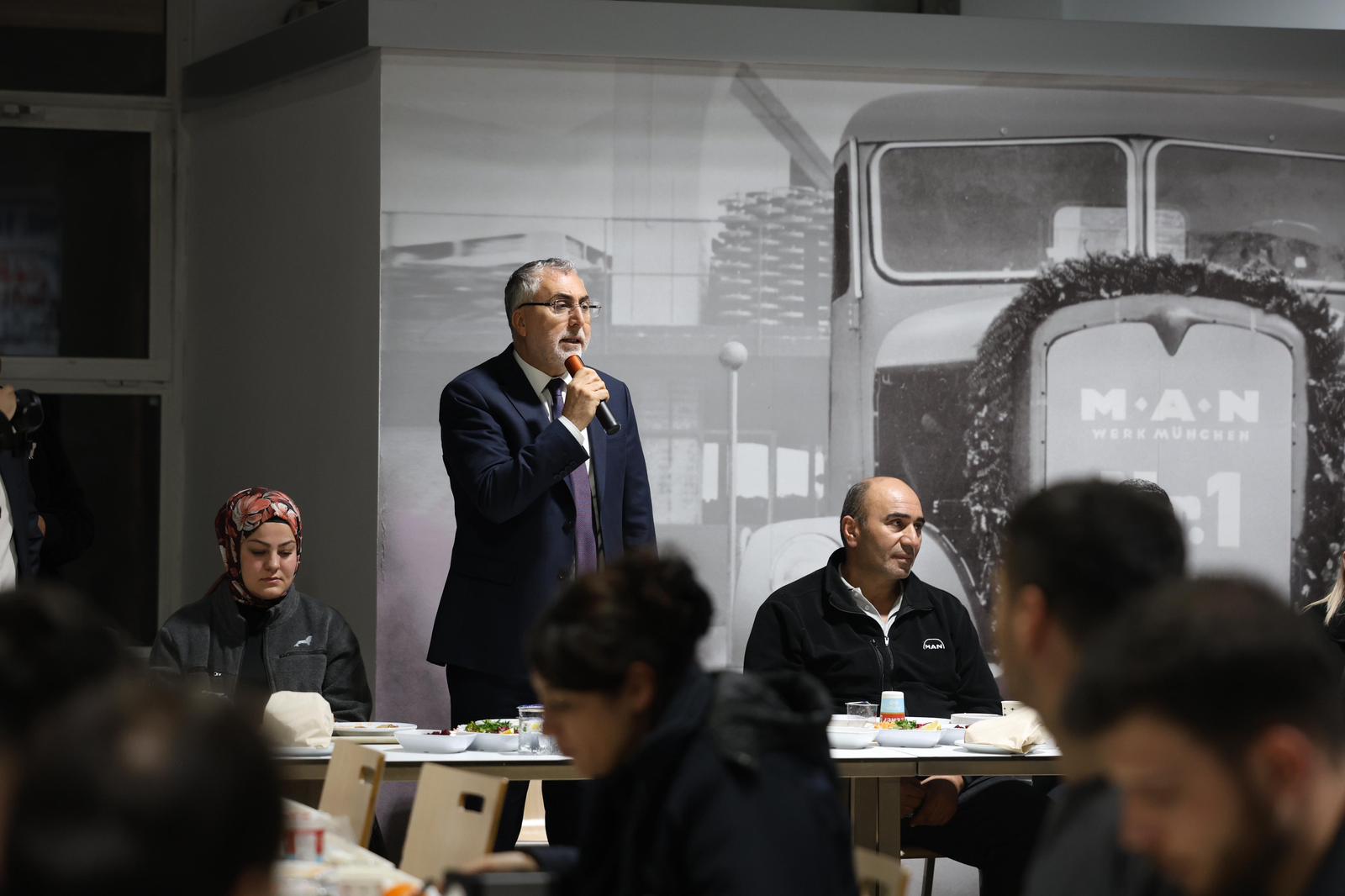 Bakan Işıkhan, İlk İftarını Fabrikada İşçilerle Yaptı