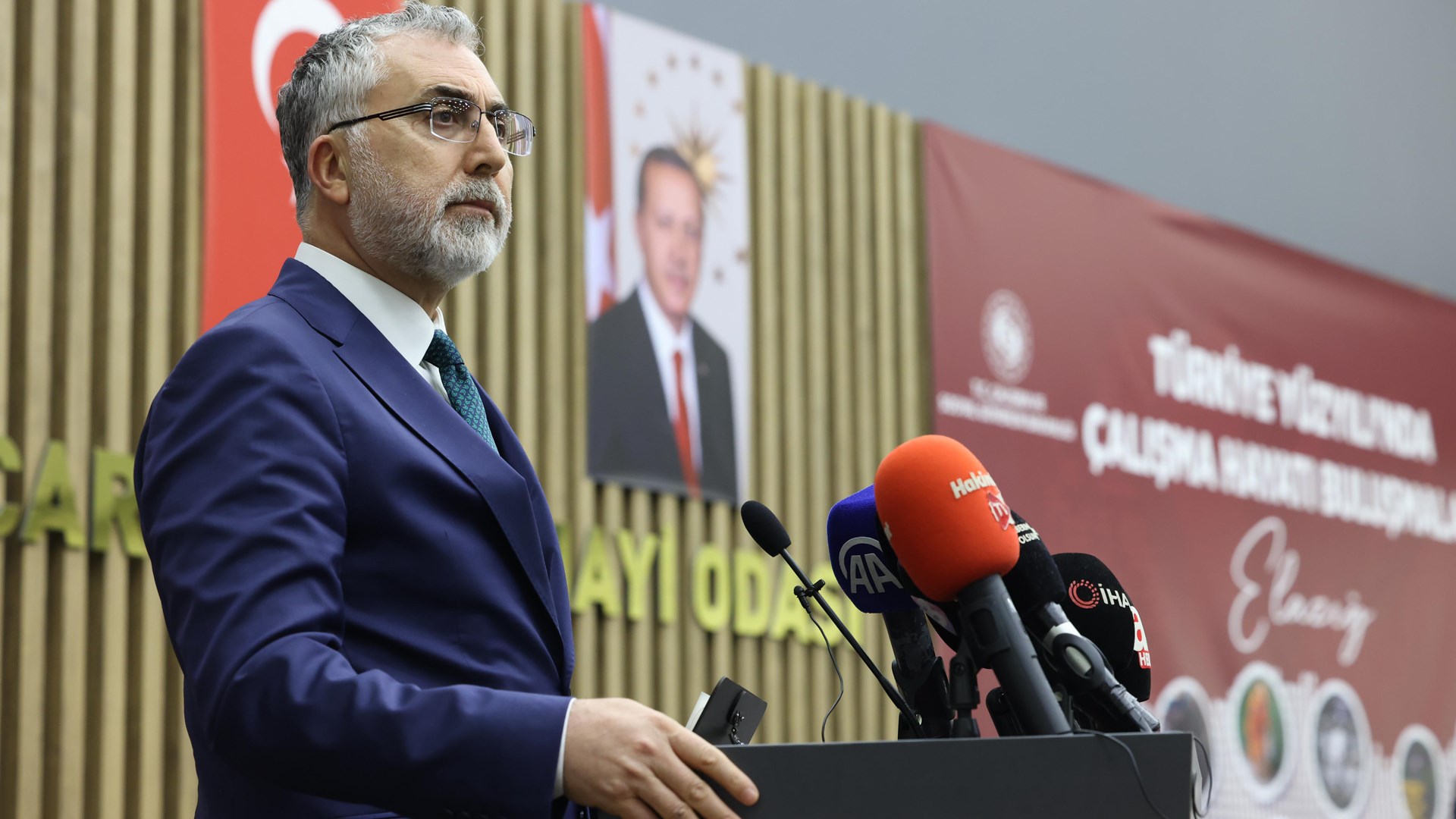 Çalışma ve Sosyal Güvenlik Bakanı Prof. Dr. Vedat Işıkhan, çeşitli ziyaretlerde bulunmak ve programlara katılmak üzere Elazığ’a gitti.