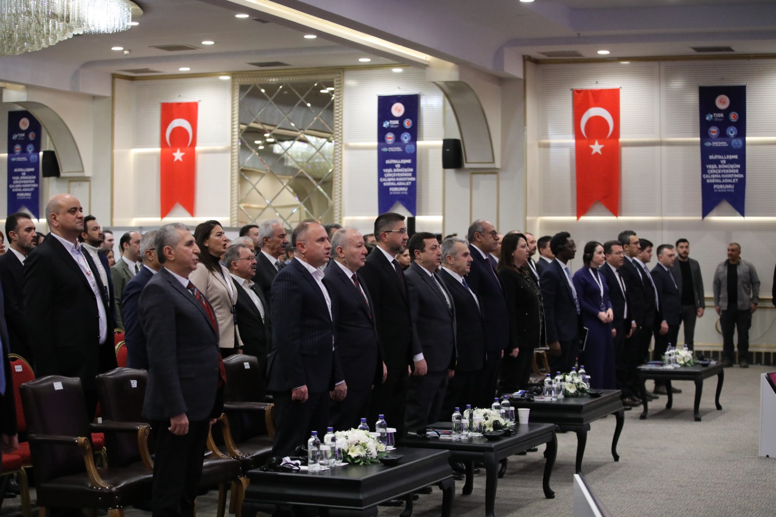 20 Şubat Dünya Sosyal Adalet Günü vesilesiyle, Bakanlığımızın öncülüğünde ve Küresel Sosyal Adalet Koalisyonu kapsamında düzenlenen “Dijitalleşme ve Yeşil Dönüşüm Çerçevesinde Sosyal Adalet Forumu” geniş katılımla gerçekleştirildi. Forum, Türkiye İşveren Sendikaları Konfederasyonu (TİSK), Türkiye İşçi Sendikaları Konfederasyonu (TÜRK-İŞ), Memur Sendikaları Konfederasyonu (MEMUR-SEN) ve Türkiye Kamu Çalışanları Sendikaları Konfederasyonu (KAMU-SEN) işbirliğiyle düzenlendi.