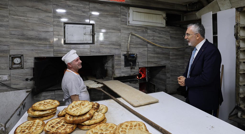 Çalışma ve Sosyal Güvenlik Bakanı Prof. Dr. Vedat Işıkhan, çeşitli ziyaretlerde bulunmak ve programlara katılmak üzere Hakkari’ye gitti.