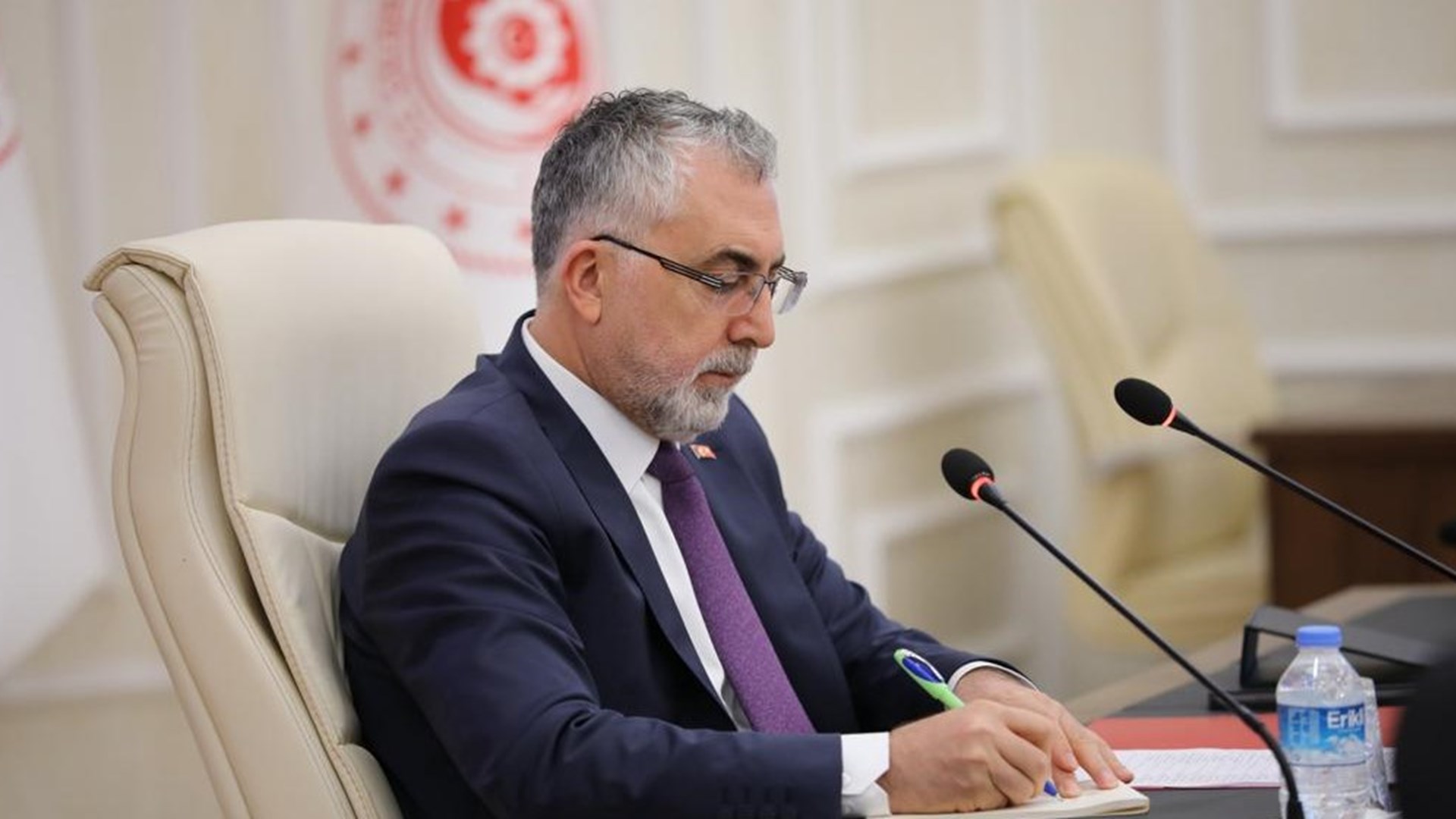 Çalışma barışının ve endüstri ilişkilerinin geliştirilmesi, çalışma hayatına yönelik mevzuat çalışmalarının ve uygulamalarının izlenmesi amacıyla oluşturulan Üçlü Danışma Kurulu, 5 yıl aranın ardından “Türkiye Yüzyılında Sosyal Diyalog” gündemiyle Çalışma ve Sosyal Güvenlik Bakanı Prof. Dr. Vedat Işıkhan Başkanlığında Bakanlıkta toplandı.