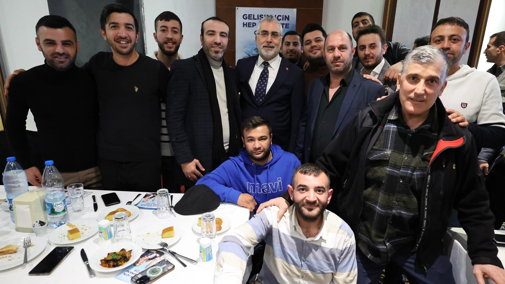 Çalışma ve Sosyal Güvenlik Bakanı Prof. Dr. Vedat Işıkhan, programlara katılmak ve çeşitlik temaslarda bulunmak üzere İzmir’e gitti.