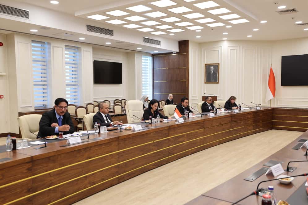 Bakan Yardımcımız Dr. Adnan Ertem Endonezya Göçmen İşçilerin Korunması Bakan Yardımcısı Christina Aryani ile Görüştü