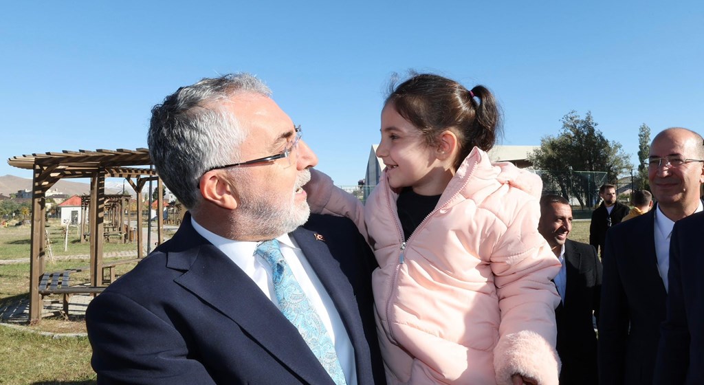 Çalışma ve Sosyal Güvenlik Bakanı Prof. Dr. Vedat Işıkhan, çeşitli ziyaretlerde bulunmak ve programlara katılmak üzere Hakkari’ye gitti.